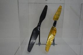 A soft propeller developed based on dragonfly wings (right) and a propeller for ordinary drones.